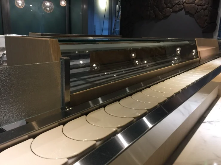 客製化不鏽鋼工作台與展示設備